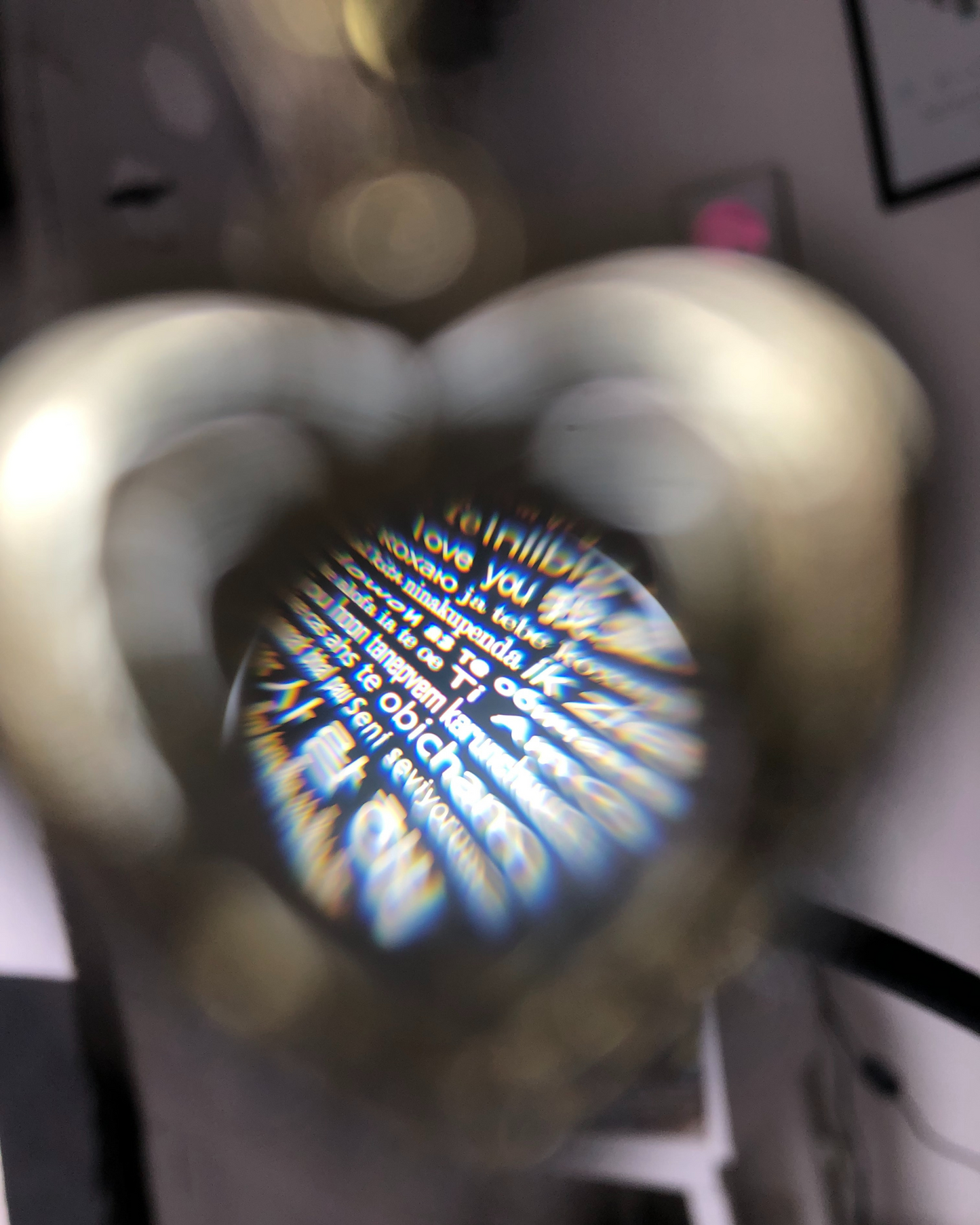 Collar Dorado Corazón con Proyección "Te Amo" en 100 idiomas