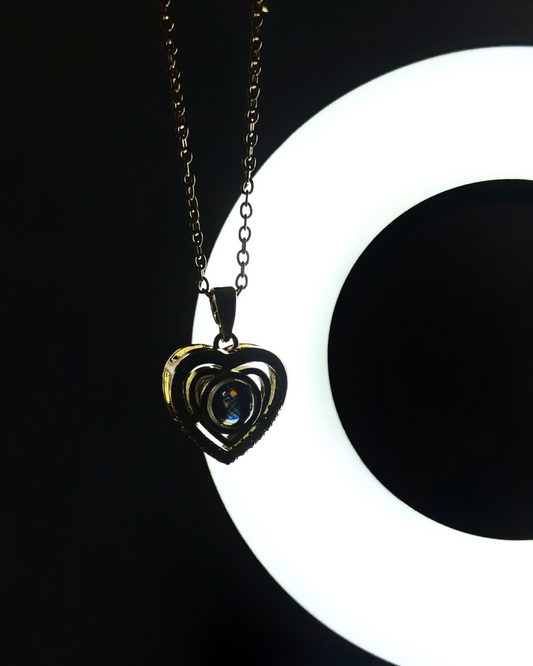 Collar Dorado Corazón con Proyección "Te Amo" en 100 idiomas